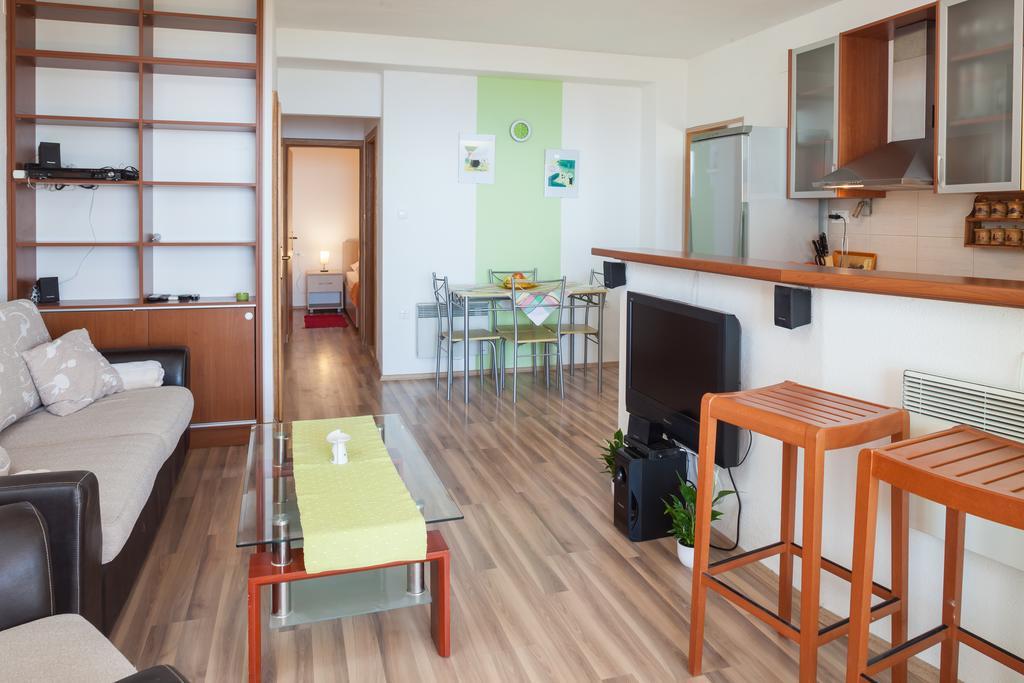 Apartments Fiona - Away From City Crowds Makarska Habitación foto